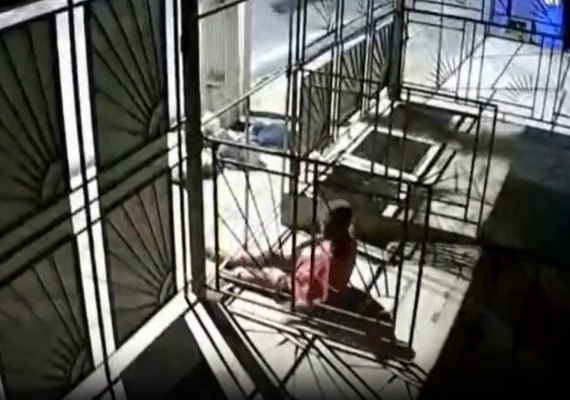 Homem invade cafeteria e foge após alarme disparar no Centro