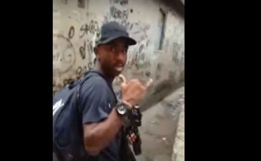 Bandidos ostentam armas, brincam e registram em vídeo invasão à favela