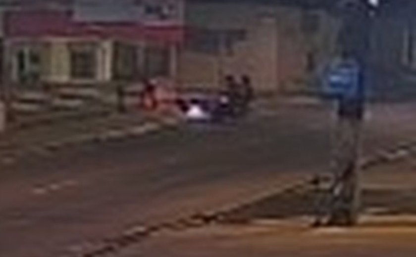 Câmera registra assalto e roubo de motocicleta na Serraria, em Maceió