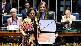 Valdice Gomes é homenageada com a Comenda Senador Abdias Nascimento no Senado