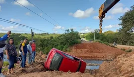 Carro capota no trecho em obras da ponte de Feira Grande