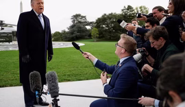 Jornalistas voltam a ser barrados na Casa Branca após Justiça determinar que Trump libere acesso