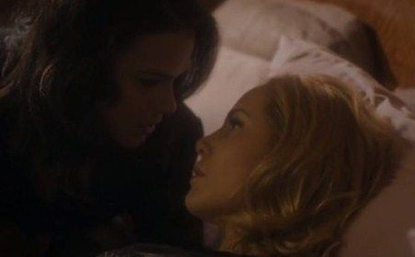 Beijo entre Bruna Marquezine e Letícia Colin vai ao ar; cena de sexo é sugerida