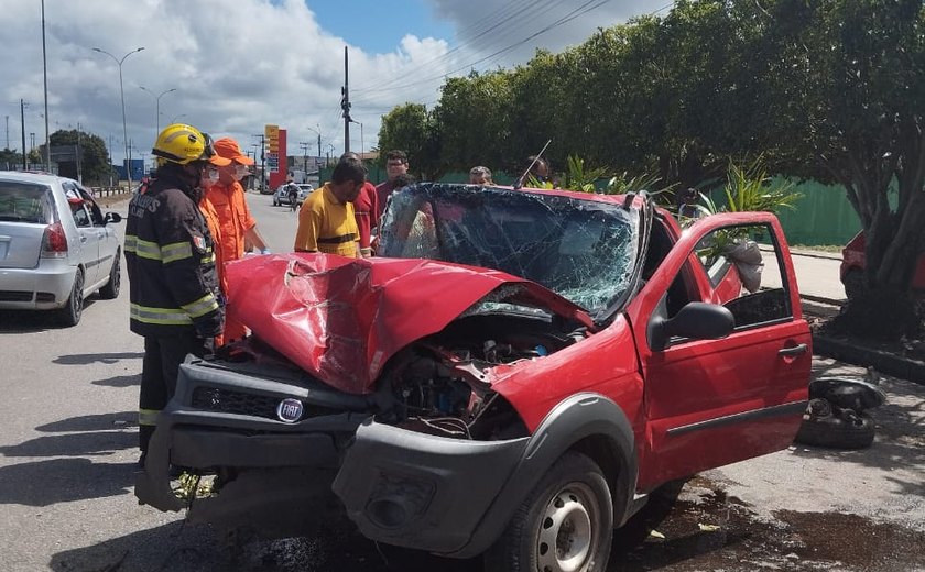 Motorista fica ferido após perder controle do veículo, rodar na pista e colidir em árvores