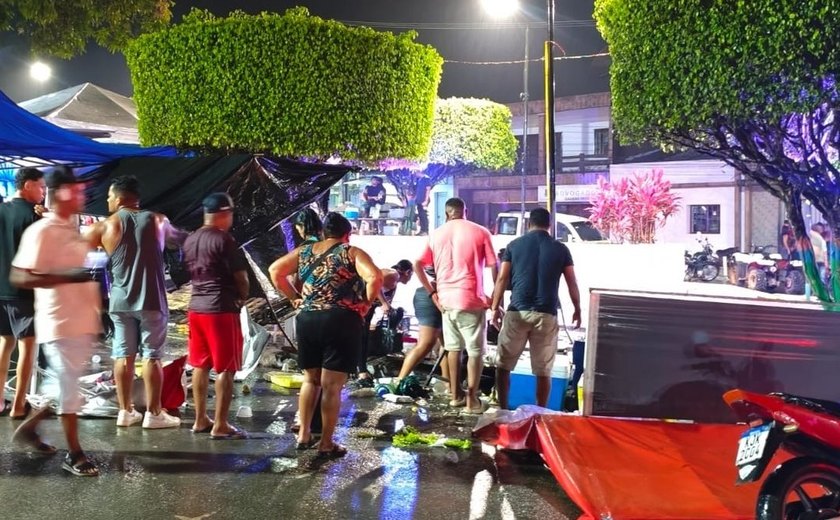 Mitsubishi Pajero TR4 invade praça e atropela oito pessoas em Joaquim Gomes