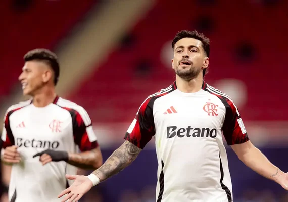 Com brilho de Arrascaeta, Flamengo vence Cruz Azul e avança à semi da Copa Intercontinental