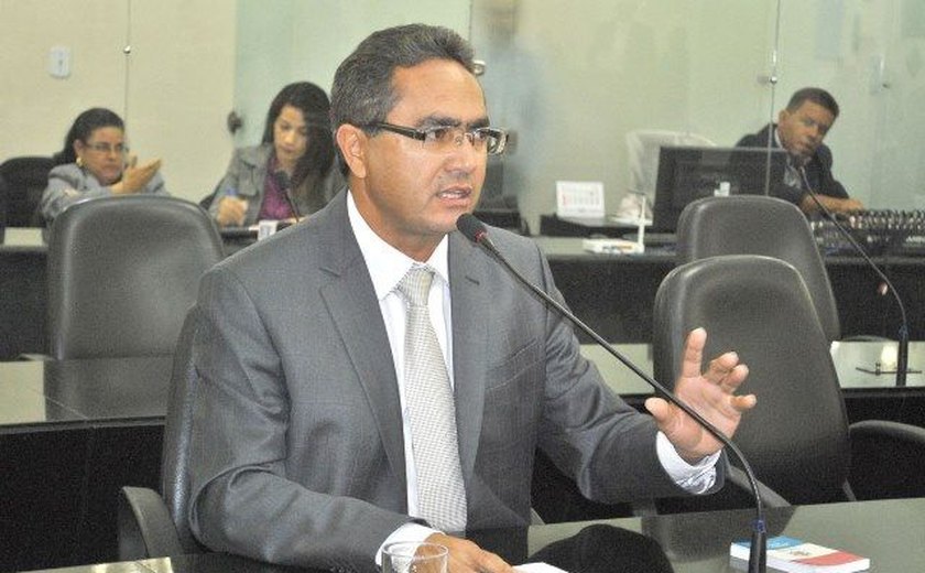 Francisco Tenório articula derrubada de veto a aumento de salário do governador