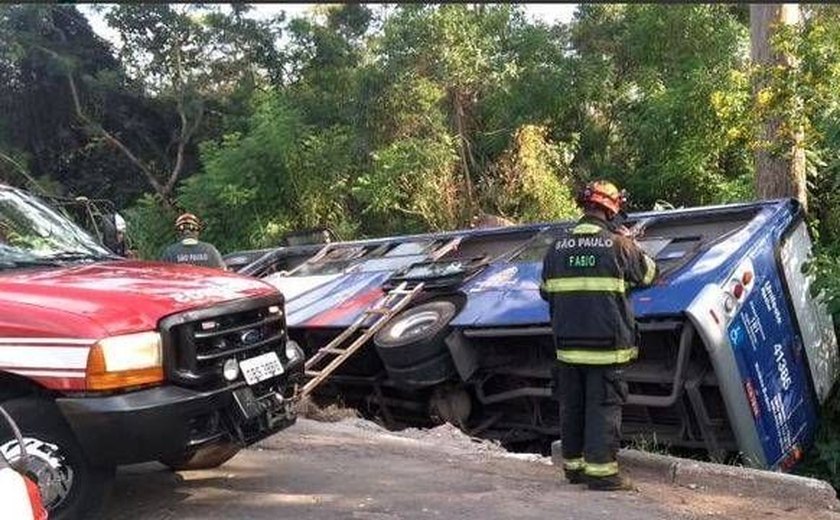 Ônibus tomba e deixa 13 pessoas feridas em Mogi das Cruzes