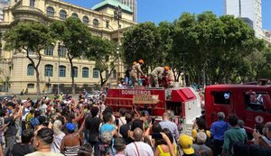 Após velório, corpo de Elza Soares é levado em carro do Corpo de Bombeiros para cemitério