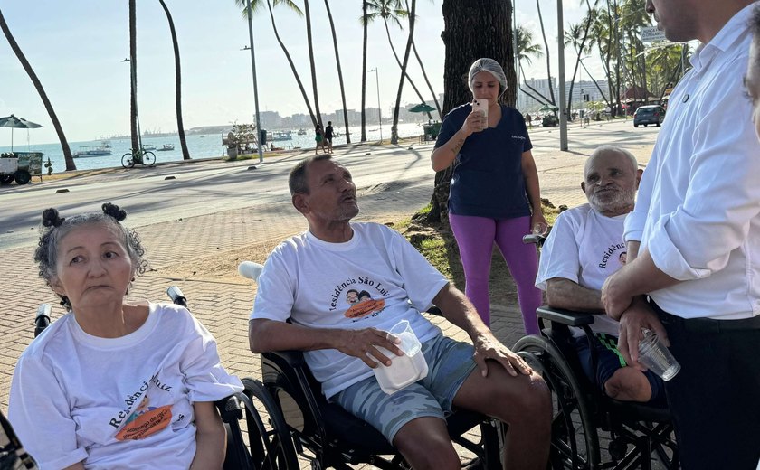 Vereador David do Emprego promove ação solidária e leva idosos para tarde de lazer na orla de Maceió