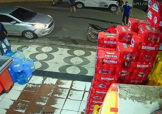 Bandidos invadem mercadinho, rendem clientes e funcionários em São Miguel dos Campos