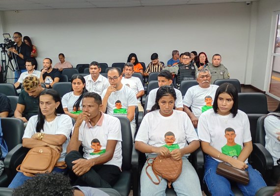 Mãe de Davi morre sem respostas; pai acompanha julgamento