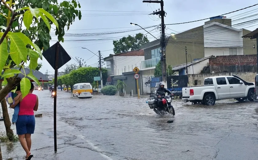 Chuva intensa provoca alagamentos em diversos pontos de São Miguel dos Campos