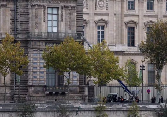 Coroa da imperatriz Eugênia é encontrada danificada após assalto histórico ao Louvre