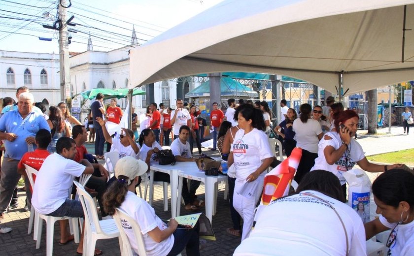 Em dia de protestos, movimentos buscam conscientizar alagoanos contra PEC 55