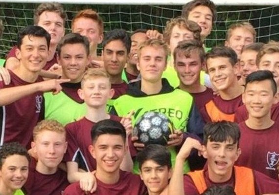 Cantor Justin Bieber joga futebol com estudantes na Inglaterra e surpreende fãs