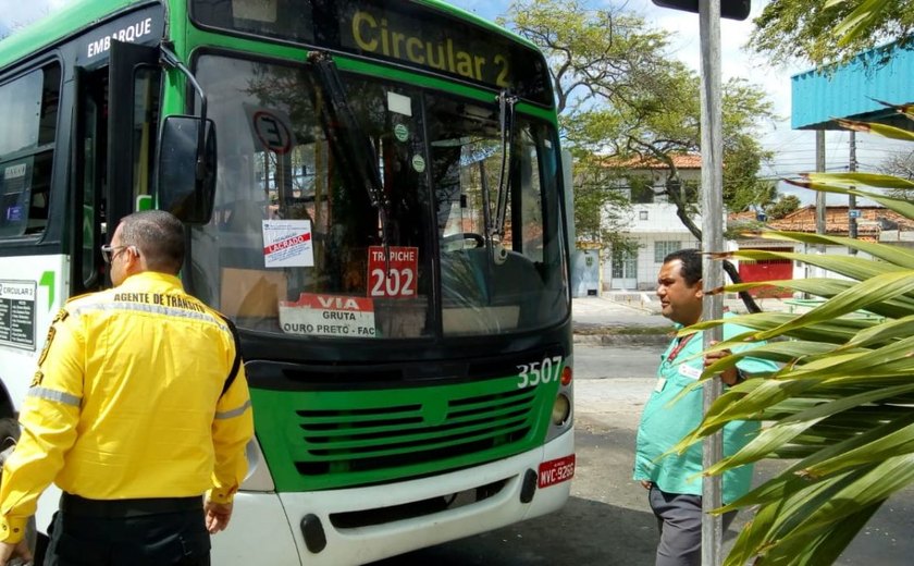Durante fiscalização, equipes da SMTT recolhem ônibus irregulares