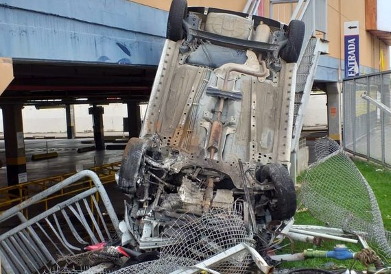 Motorista capota com carro e derruba parte de grade de supermercado em Mangabeiras