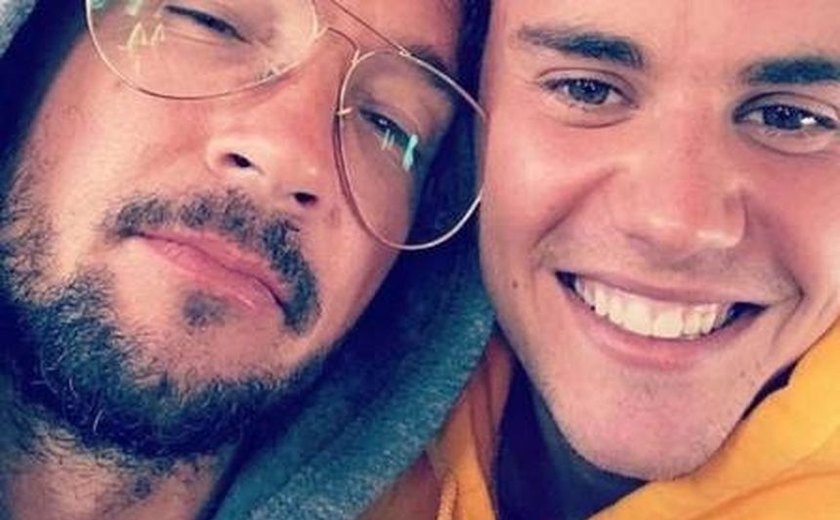 Bieber é flagrado em momento íntimo com pastor; assista!