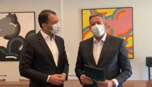 Deputado entrega a Arthur Lira relatório de MP que moderniza ambiente de negócios