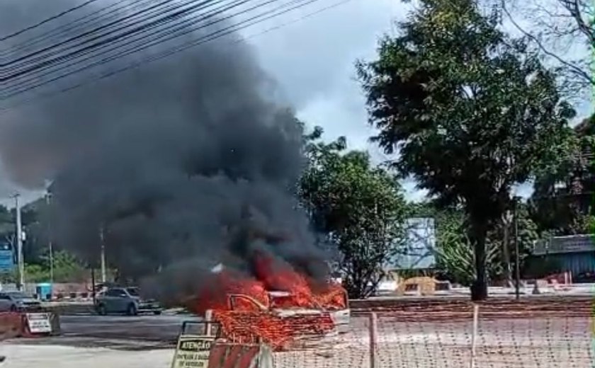 Carro pega fogo na Durval de Góes Monteiro e mobiliza trabalhadores em Maceió