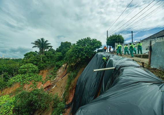 Defesa Civil reinicia aplicação de lonas nas encostas de Maceió