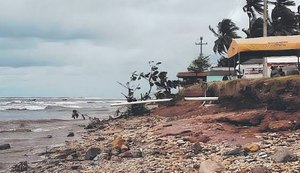 Praias alagoanas são severamente atingidas por marés altas