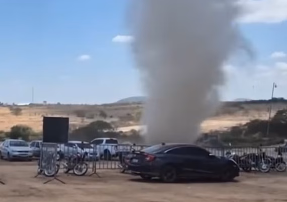 Redemoinho de poeira surpreende público durante evento de motocross em Dois Riachos