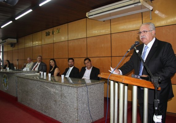 Rogério Teófilo é diplomado e anuncia apresentação de relatório