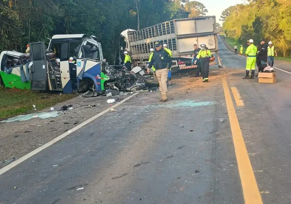 Corpos das vítimas de acidente no Paraná são retirados da pista