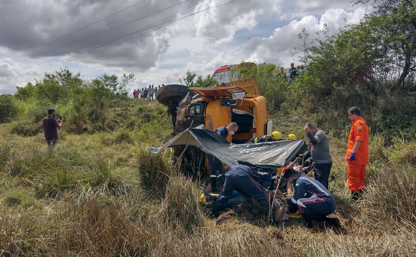 Caminhão capota em Arapiraca e dois homens ficam feridos