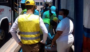 Idosa tem braço preso à porta ao descer de ônibus no Jacintinho