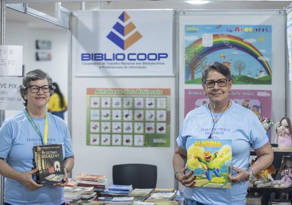 Bibliocoop incentiva a leitura com projetos de troca e venda acessível
