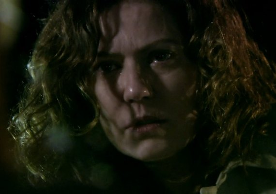 Flora mostra verdadeira face, dá um soco em Donatela e larga a rival desmaiada na rua