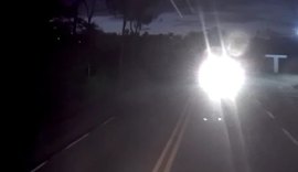 Sargento da PM morre em colisão frontal entre carro e caminhão na BR-104, em Branquinha