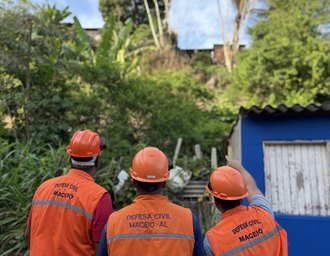 Árvore desaba sobre casa no Benedito Bentes e mobiliza Bombeiros