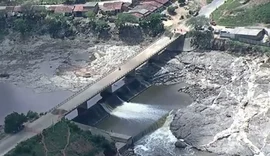 Após serem arrastados por correnteza, um homem é encontrado morto e outro segue desaparecido