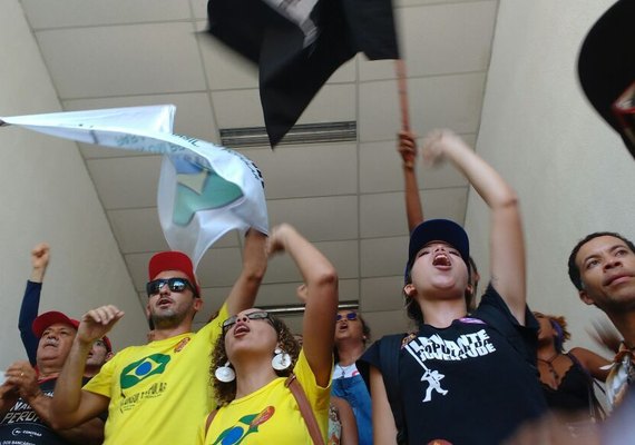 Manifestantes ocupam prédio de ministério e cantam: ‘previdência fica, Temer sai’