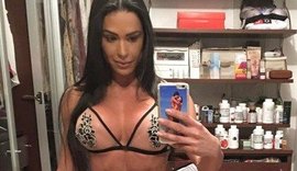 Gracyanne Barbosa posa de lingerie transparente e enlouquece a galera