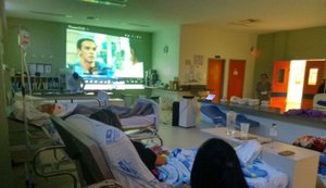 Pacientes assistem a filmes nas enfermarias do Hospital de Emergência em Arapiraca