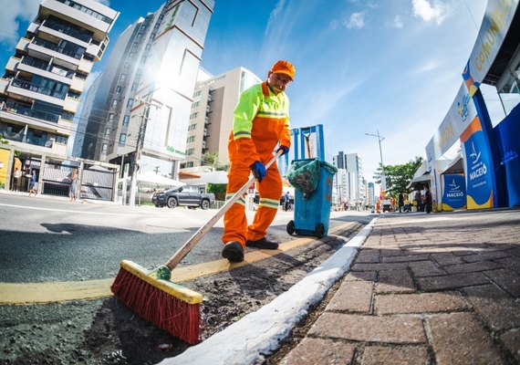 Paralisação de garis interrompe serviços de limpeza urbana em Maceió nesta segunda-feira