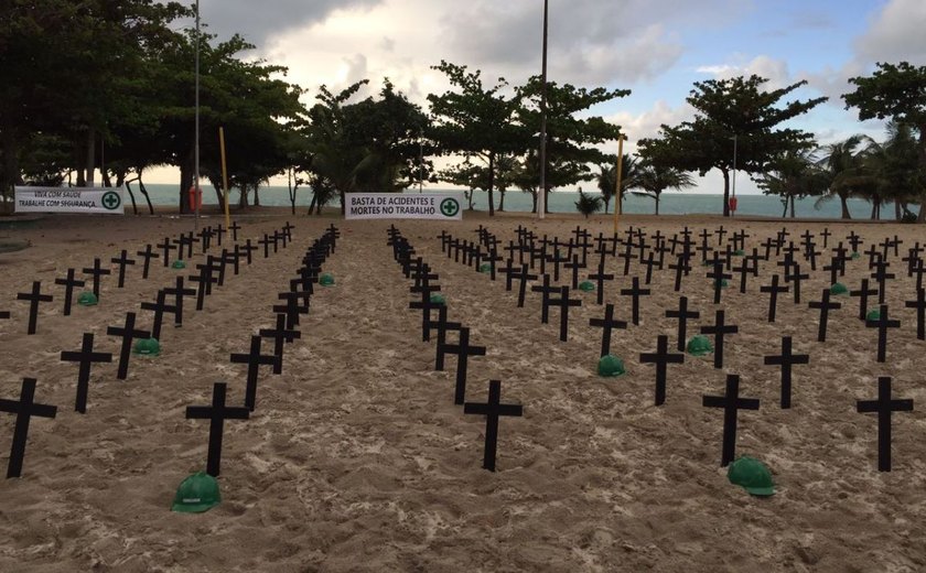 Movimento coloca cruzes na praia de Pajuçara em memória de vítimas de acidente de trabalho