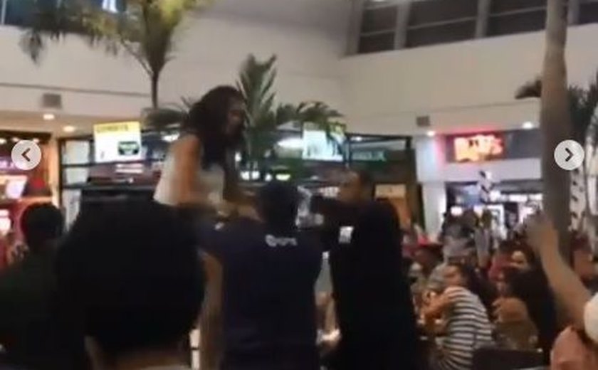 Transexual diz que foi expulsa de banheiro feminino em shopping de Maceió