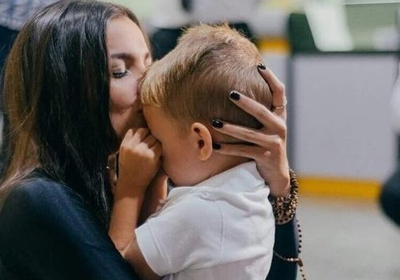 Ex-BBB Emilly é recebida por multidão em aeroporto de Porto Alegre