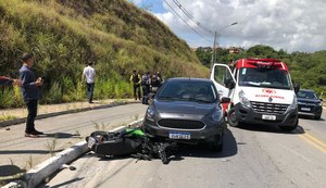 Vídeo: Motociclista morre em colisão com carro na Avenida Pierre Chalita, em Maceió