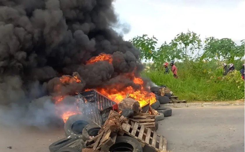 Agricultores bloqueiam a Rota do Mar em protesto por assistência