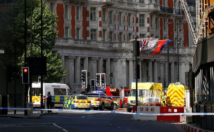Bombeiros tentam controlar incêndio em hotel de luxo em Londres