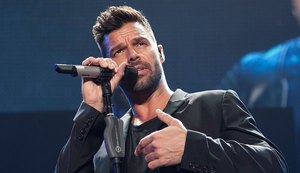 Cantor Ricky Martin pede indenização milionária após acusação de assédio sexual