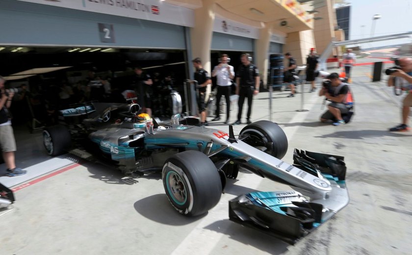 Lewis Hamilton lidera manhã de testes coletivos da F1 no Bahrein