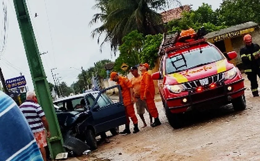 Motorista fica ferido após colisão de carro contra poste na zona rural de Arapiraca